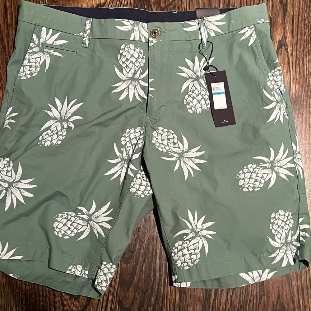 Tommy Shorts 36W featuring Pineapples